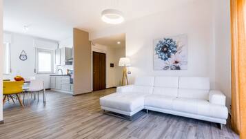 Fernseher, DVD-Player, Arbeitsbereiche