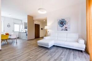 TV, DVD player, offices - Suite Giulia - Luxury apartment in the hearth of Giarre (Giarre)