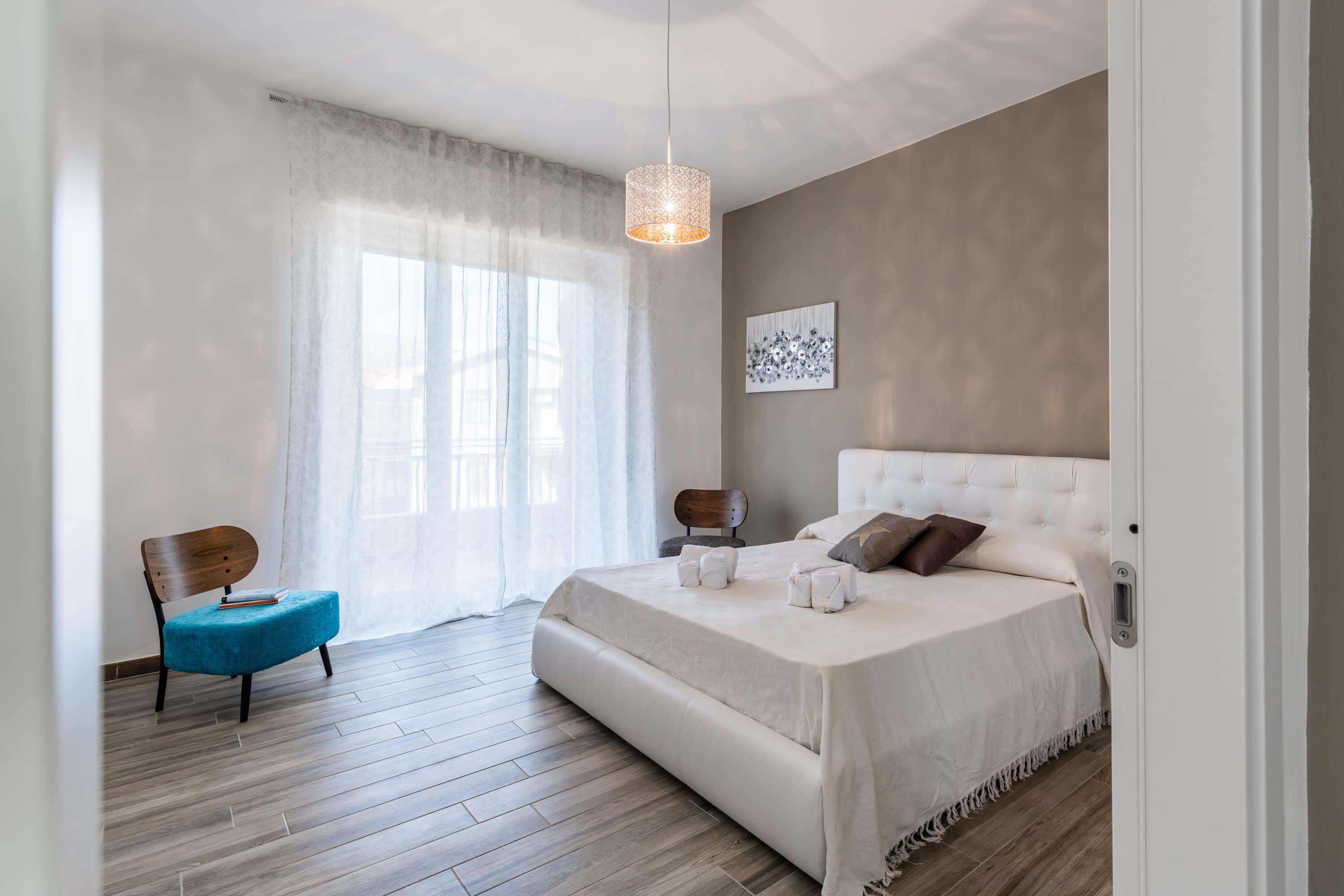 3 habitaciones, tabla de planchar con plancha, wifi y ropa de cama 