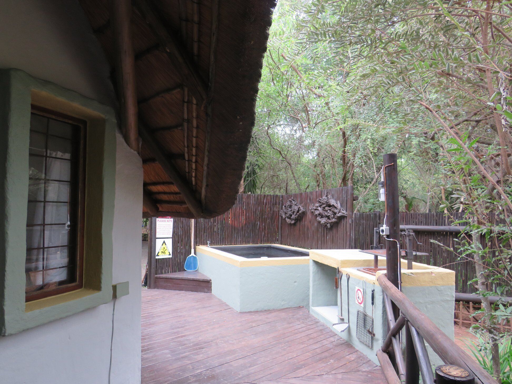 Une terrasse en bois offrant une vue sur une zone boisée.