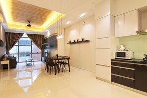 City Apartment, 2 Bedrooms (A-05-12) | In-room dining