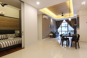 Appartement Ville, 2 chambres (A-05-12) | Aire de séjour | Téléviseur à écran plat
