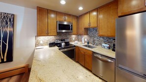 Fridge, microwave, oven, stovetop - Platinum Family-Friendly Condo with Free Breakfast (Vail)
