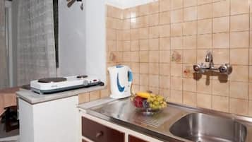 Lemari es dan ketel listrik