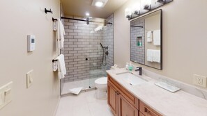 Tina con regadera y secadora de cabello