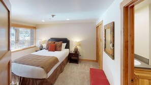 3 bedrooms, internet, bed sheets - Platinum Poolside Condo w/ Bfast & Hskping (Vail)
