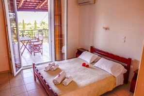 Appartement, vue sur la mer | Système d’insonorisation, lit de bébé (gratuit), accès au Wi-Fi (inclus)