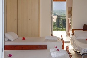 Studio, sjøutsikt | Lydisolert, barnesenger (inkludert), wi-fi (inkludert) og sengetøy