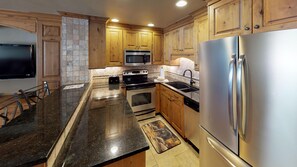 Fridge, microwave, oven, stovetop - Platinum 3BR - Easy Access to Chair 6 & The Amp (Vail)