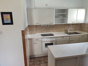 Kühlschrank, Wasserkocher mit Kaffee-/Teezubehör