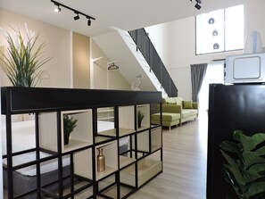 Nhà Duplex tiện nghi đơn giản, 1 phòng ngủ | Khu phòng khách | TV màn hình phẳng