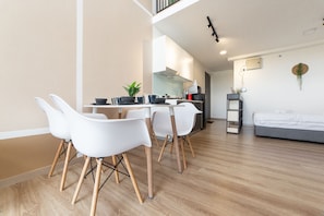 Comfort Duplex, 1 Bedroom | In-room dining