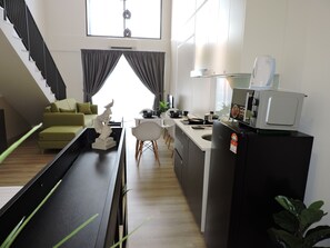 Nhà Duplex tiện nghi đơn giản, 1 phòng ngủ | Khu phòng khách | TV màn hình phẳng