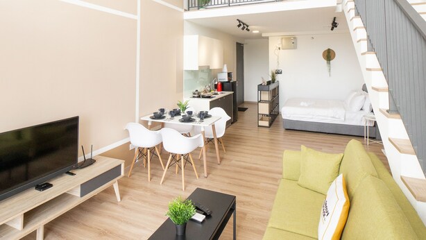 Duplex conforto, 1 quarto | Área de estar | TV de tela plana