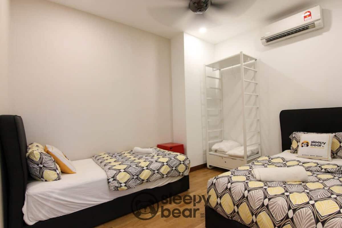 Apartamento conforto, 2 quartos (C-20-3A) | 1 quarto, ferros/tábuas de passar roupa, Wi-Fi de cortesia