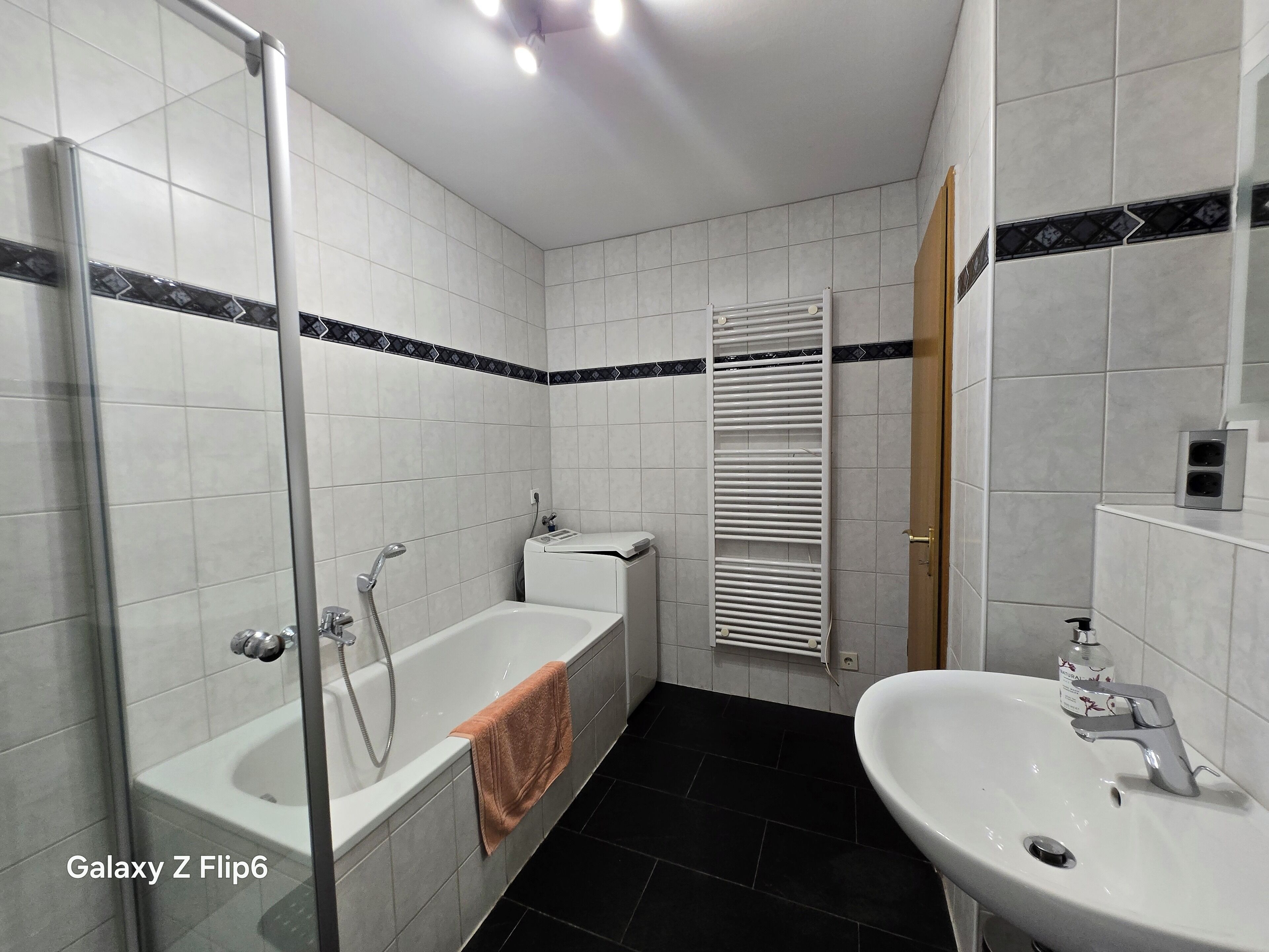 Badewanne, Haartrockner, Handtücher, Seife