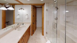 Suihkun ja ammeen yhdistelmä, hiustenkuivaaja