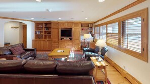 TV - Condo with Large Walk-in Shower - Includes Bfast! (Vail)