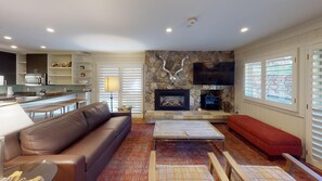 TV - Diamond Condo w/Extra Bunk Room - Bfast Included! (Vail)