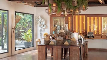 Petit déjeuner buffet (12 USD par personne)