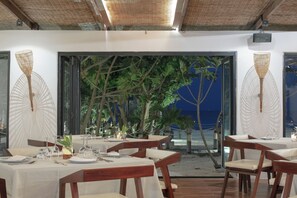 Serveert ontbijt, lunch, diner, lokale en internationale gerechten 