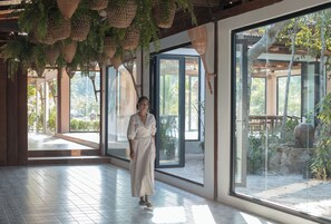 Breakfast, lunch, dinner served; local and international cuisine 