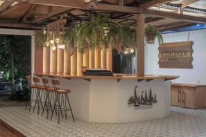 Serveert ontbijt, lunch, diner, lokale en internationale gerechten 