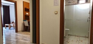 Dutxa, capçal de dutxa d'hidromassatge i articles de tocador gratuïts
