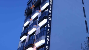 Ett hotell med modern design, utrustat med flera balkonger och ett tydligt skylt som visar att det är Celiklu Art Hotel.