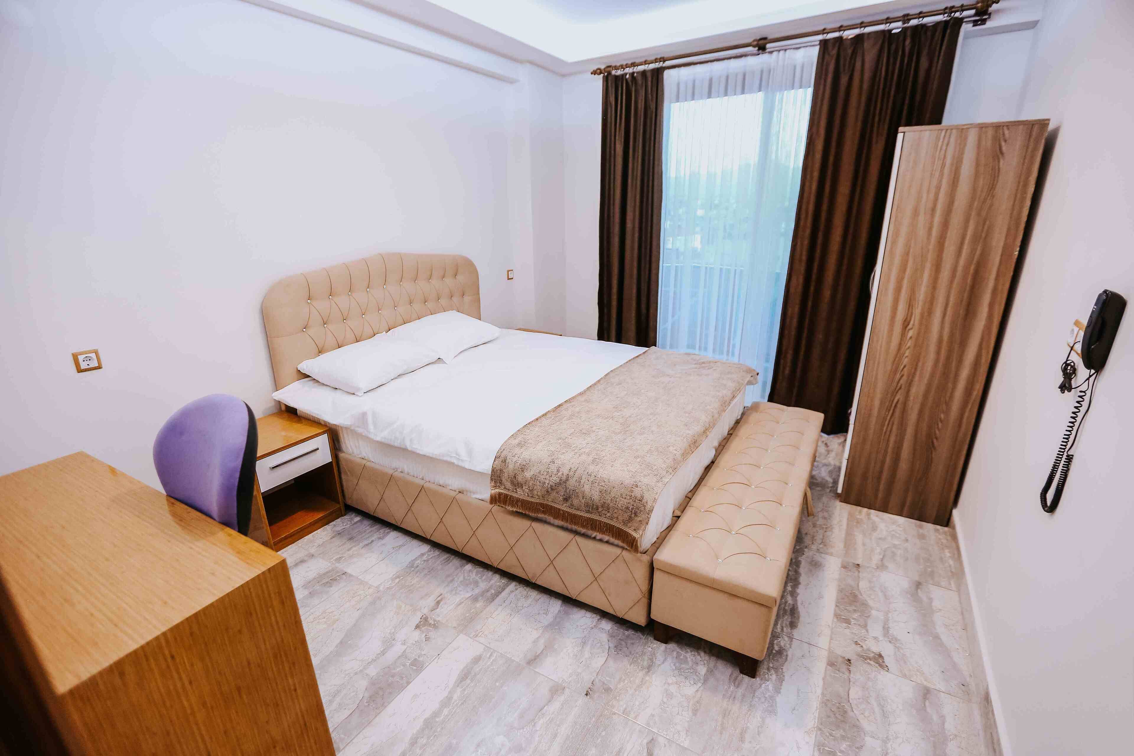 Rom – business | Allergitestet sengetøy, skrivebord og skrivebord for bærbar PC