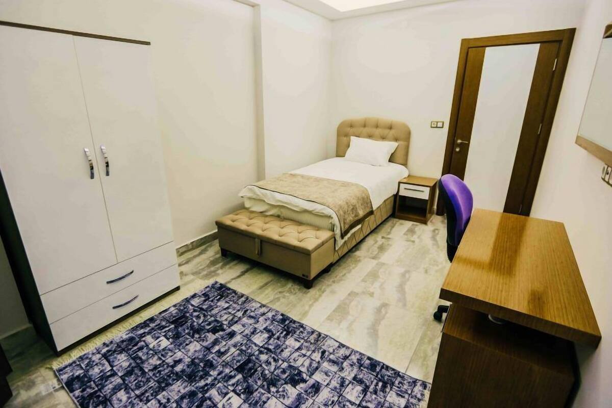 Kamar Standar | Seprai antialergi, meja kerja, ruang kerja ramah laptop, dan kedap suara