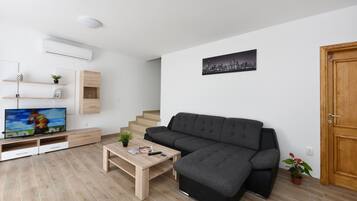 Villa, 3 Bedrooms, Private Pool, Pool View | Living room