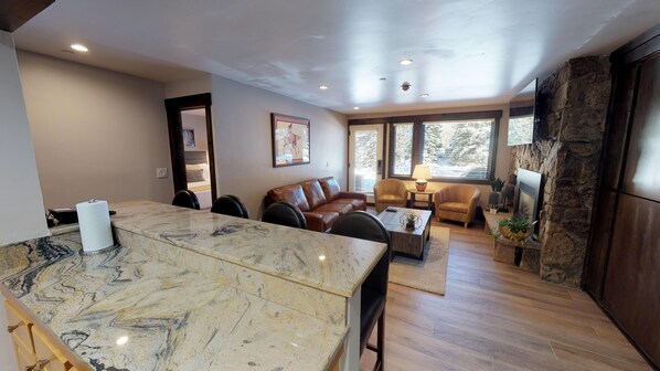 Interior - Manor Vail Platinum Condo with Breakfast & Hskping (Vail)