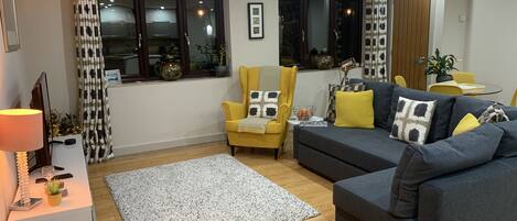 Apartamento Deluxe | Zona de estar | Una televisión