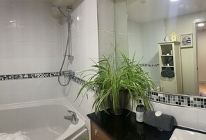 Deluxe-lejlighed | Badeværelse | Badekar, håndklæder, Sæbe, Shampoo