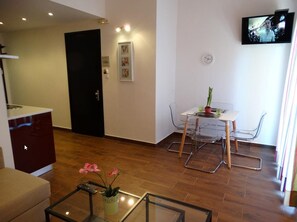 Apartamento, 1 habitación | Zona de estar | Una televisión de pantalla plana