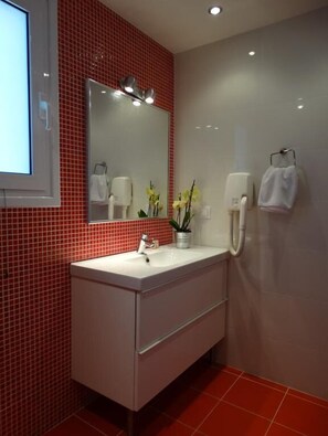 アパートメント 1 ベッドルーム | バスルーム | バスアメニティ (無料)、ヘアドライヤー、タオル、トイ レットペーパー