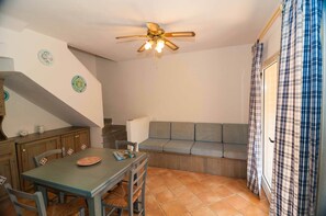 Apartemen, 2 kamar tidur | Area keluarga | TV layar datar