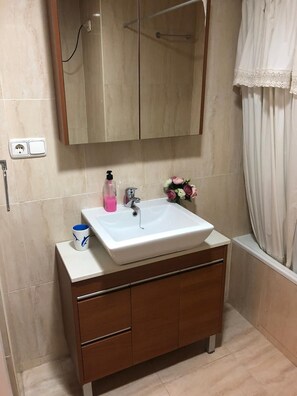 Sèche-cheveux, serviettes fournies, savon, papier toilette