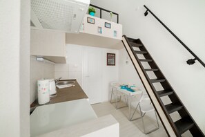 Apartment (Split Level) | Private kitchen | Full-size fridge, microwave, oven, stovetop - Little Nest in Budapest (Budapest)