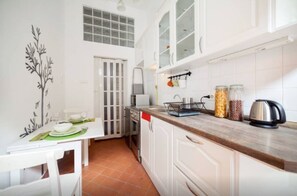 Apartment (Split Level) | Private kitchen | Full-size fridge, microwave, oven, stovetop - Apartment Sunny Akacfa (Budapest)