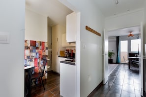 Refrigerador con freezer, microondas, horno, placa de cocina