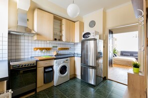Refrigerador con freezer, microondas, horno, placa de cocina