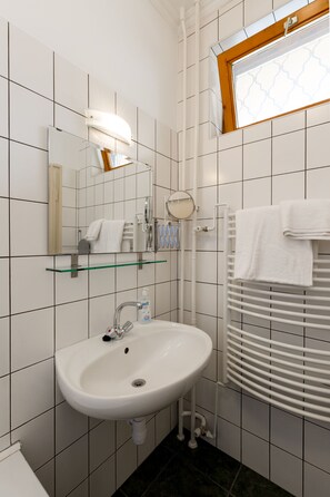 Studio | Kylpyhuone | Suihku, hiustenkuivaaja, pyyhkeet