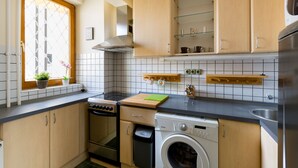 Refrigerador con freezer, microondas, horno, placa de cocina