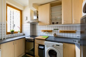Studio | Private kitchen | Full-sized fridge, microwave, oven, stovetop - East Station Studio B (Budapest)