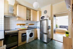 Studio | Private kitchen | Full-sized fridge, microwave, oven, stovetop - East Station Studio B (Budapest)
