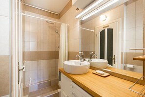 Apartment | Bathroom - Vintage Style Apartment (Budapest)
