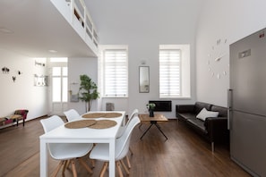Apartamento (Split Level) | Servicio de comidas en la habitación