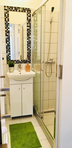 Ducha, secador de pelo, toallas